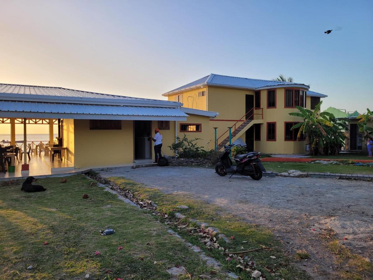 Y Restaurante Miss Elma Homestay Fresh Water Bay