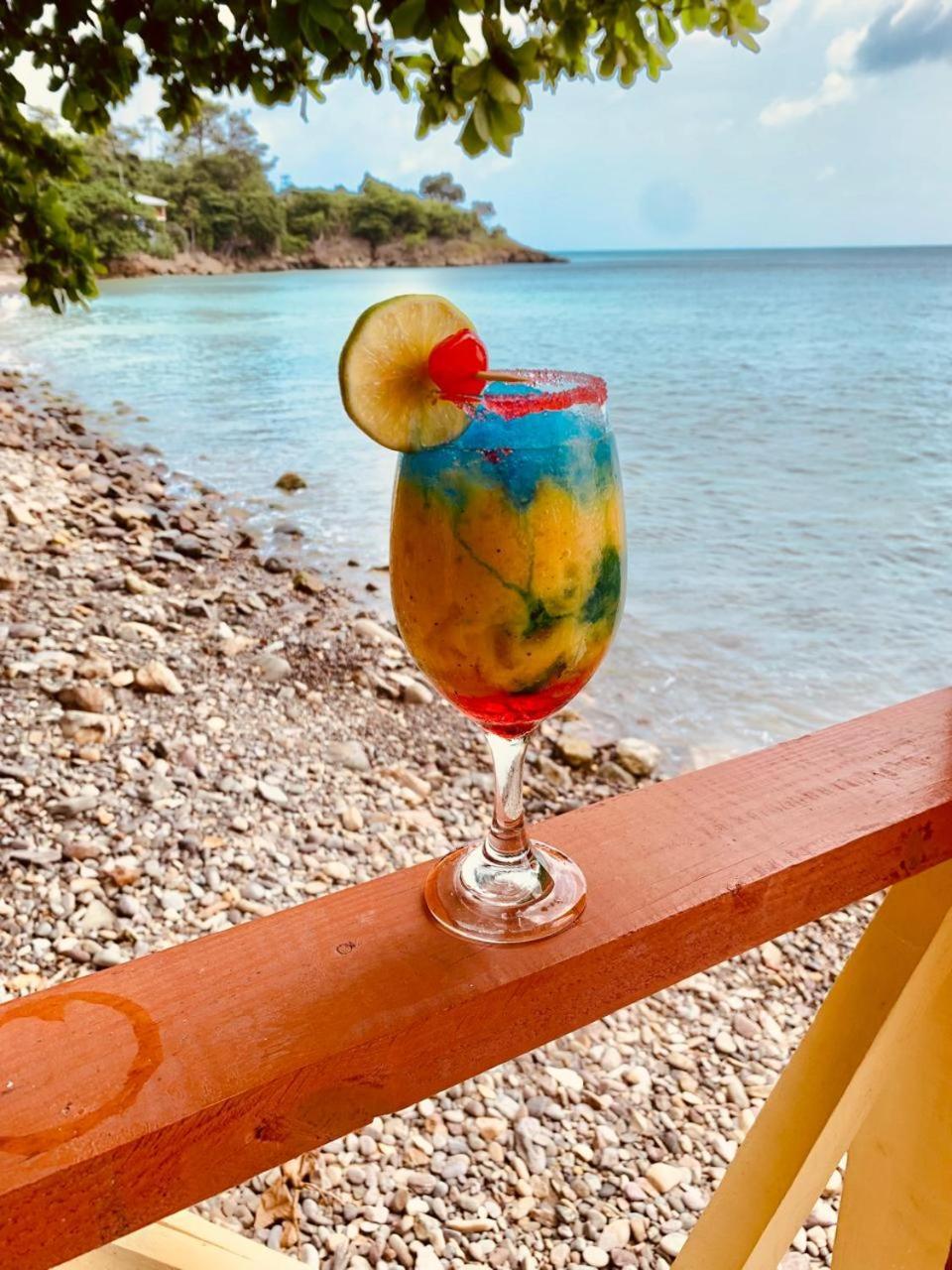 Y Restaurante Miss Elma Fresh Water Bay