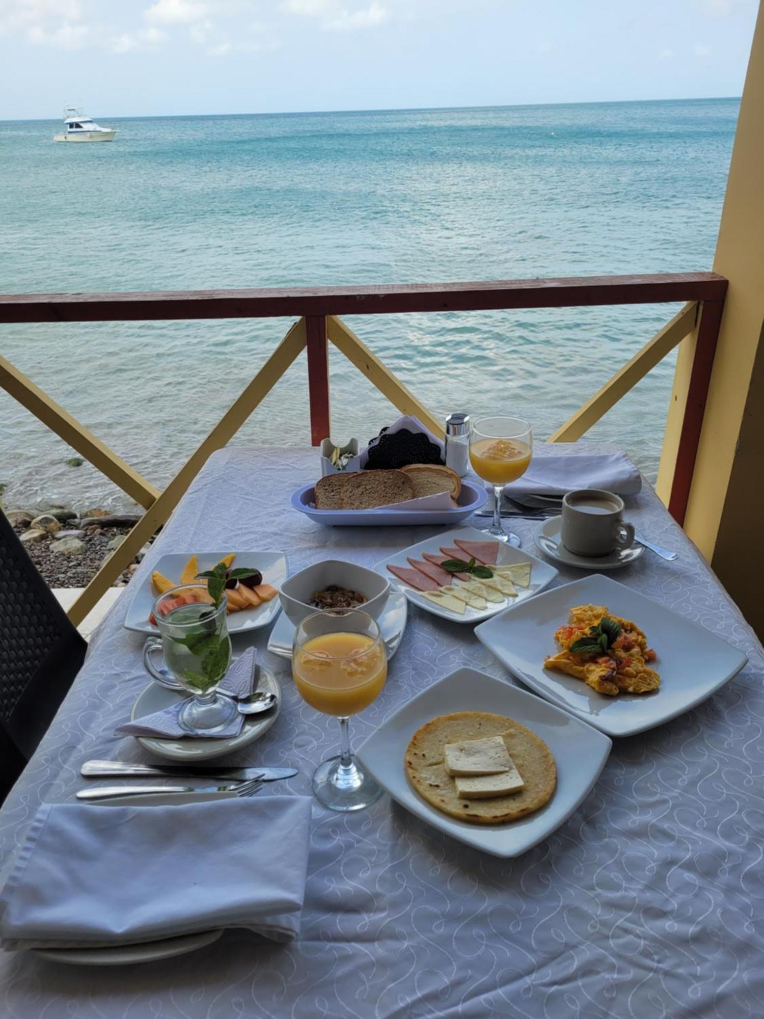 Y Restaurante Miss Elma Homestay Fresh Water Bay