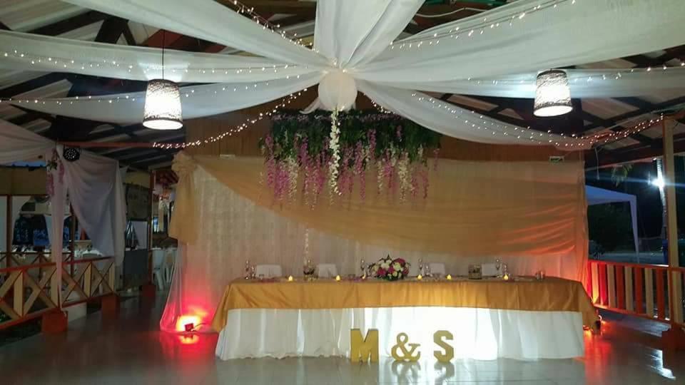 Y Restaurante Miss Elma * Fresh Water Bay