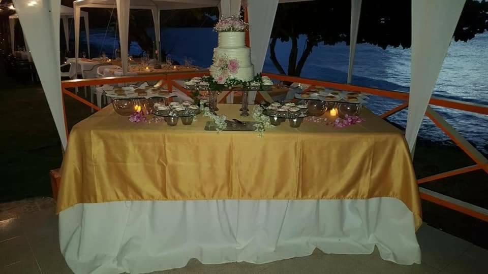 Y Restaurante Miss Elma * Fresh Water Bay